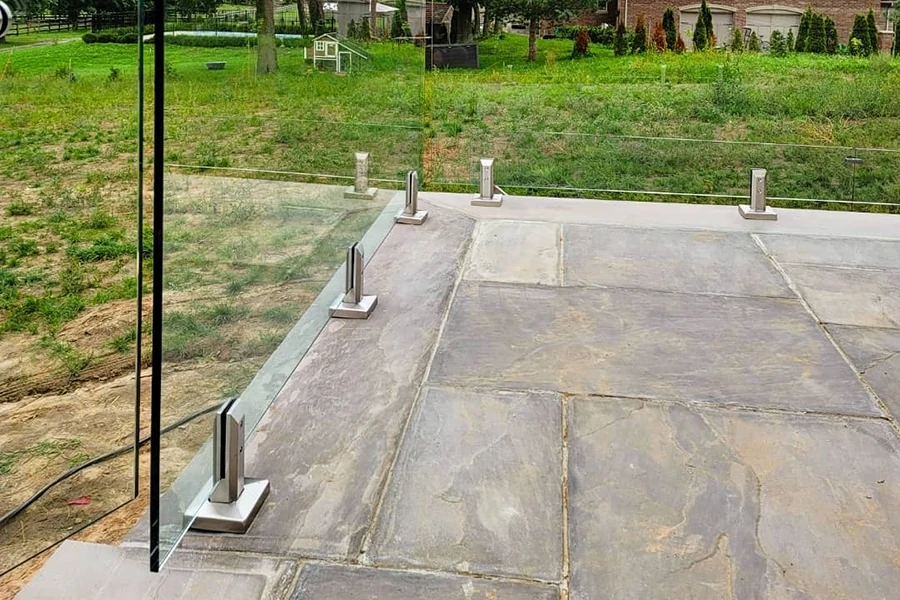 Adjustable Hollow Style Square Base Mount Glass Spigot Application